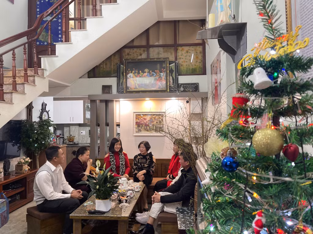 Gia đình anh Ngô Thanh Cường, chị Vũ Thị Hường, phường Hồng Gai cùng nhau quây quần, trò chuyện trong ngày lễ Giáng sinh tạo không khí ấm áp, phấn khởi.