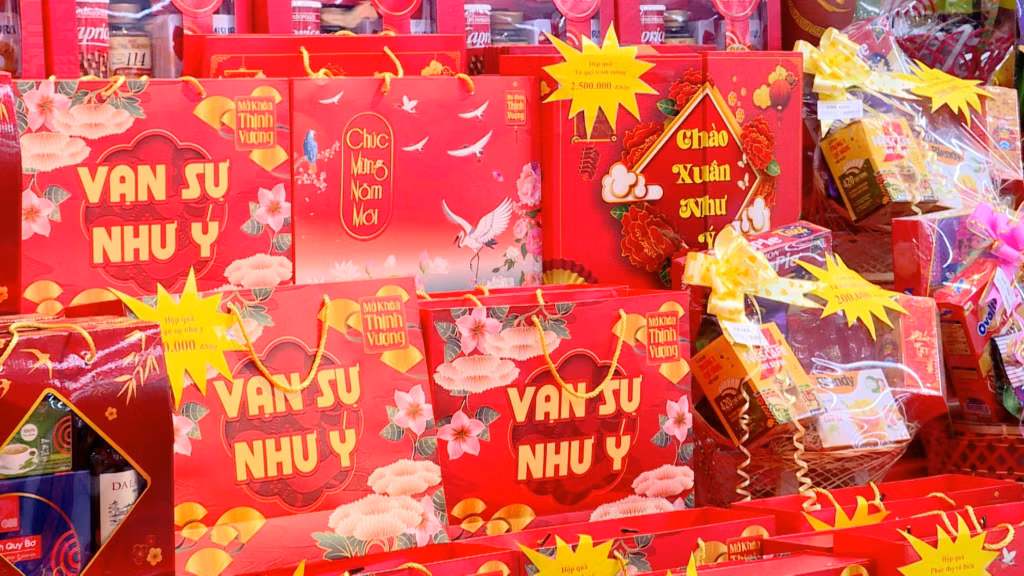 Thời điểm này, hàng Tết đã lên kệ tại nhiều siêu thị, TTTM, cửa hàng bán lẻ trên địa bàn tỉnh.