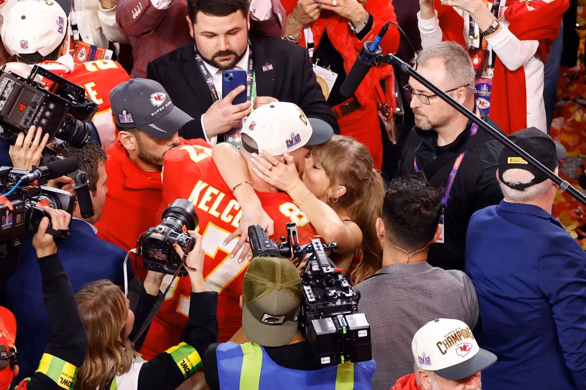 Ca sĩ Taylor Swift hôn bạn trai là Travis Kelce, cầu thủ Kansas City Chiefs, để ăn mừng sau khi đội bóng đánh bại San Francisco 49ers trong trận siêu cúp bóng bầu dục NFL Super Bowl 58 tại Las Vegas, ngày 11/2.