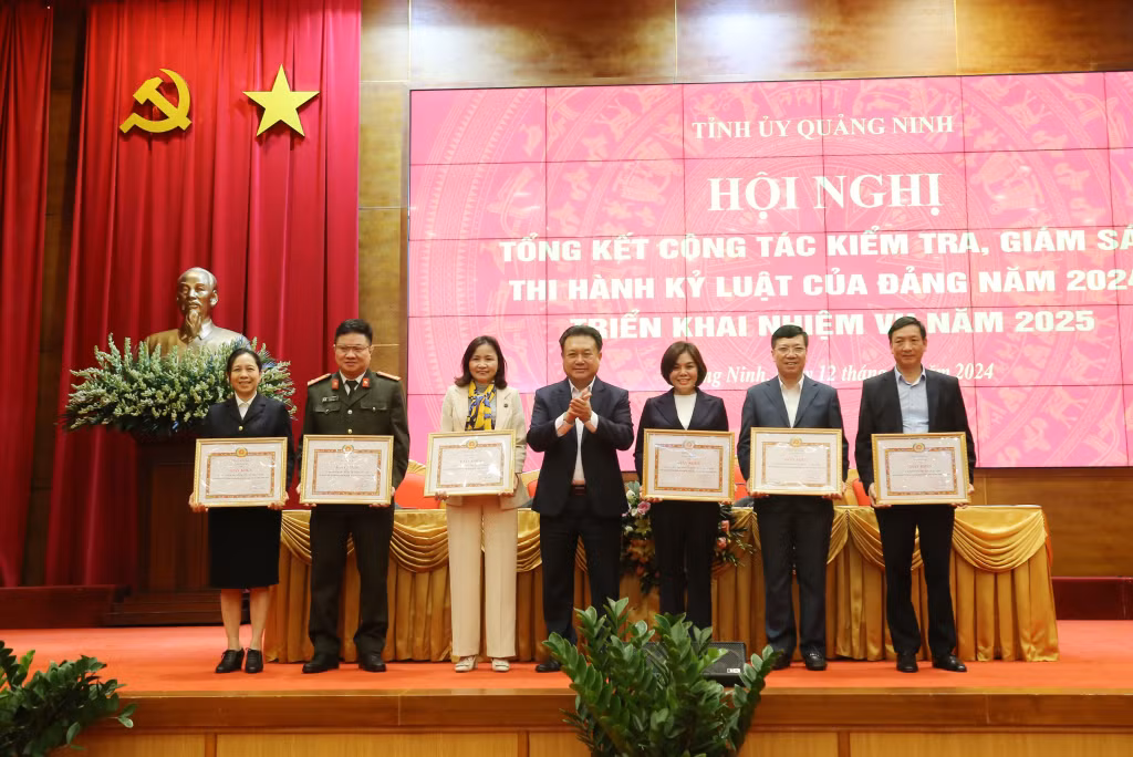 Nhiều tập thể, cá nhân cũng vinh dự nhận khen thưởng của Ủy ban Kiểm tra Tỉnh ủy.