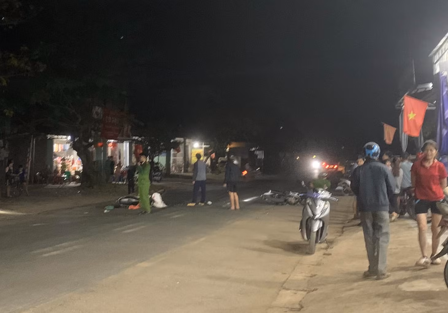 Hiện trường vụ tai nạn giữa 2 xe máy trên tuyến QL12B qua xã Ngọc Mỹ, huyện Tân Lạc.