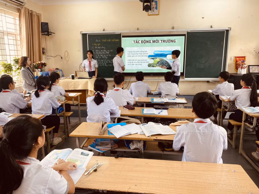 Tiết học trong phòng học thông minh tại Trường THCS Cao Thắng (TP Hạ Long).