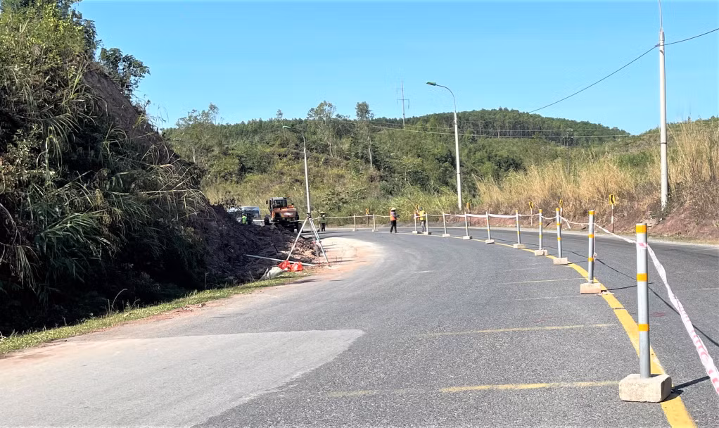Đơn vị thi công đào bạt taluy dương mở rộng tầm nhìn, góc cua tại Km 265+800, Quốc lộ 18, đoạn qua xã Quảng Nghĩa, TP Móng Cái.