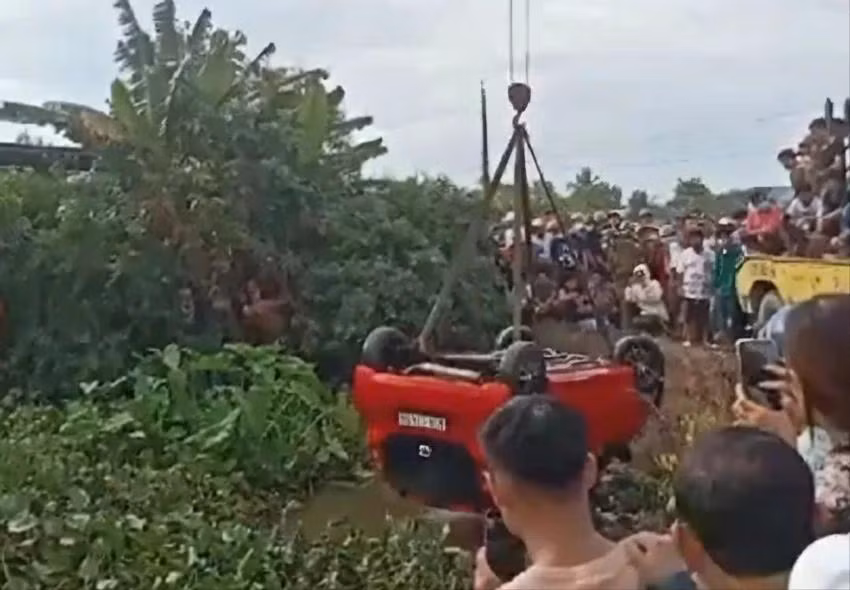 Chiếc ô tô ở dưới kênh được trục vớt lên. Ảnh: CTV