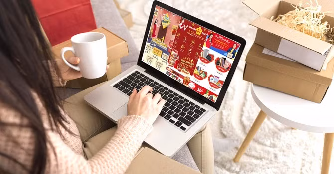 Nhiều người tiêu dùng chuyển sang sắm Tết "online" thay vì mua sắm trực tiếp như trước kia. (Ảnh minh hoạ)