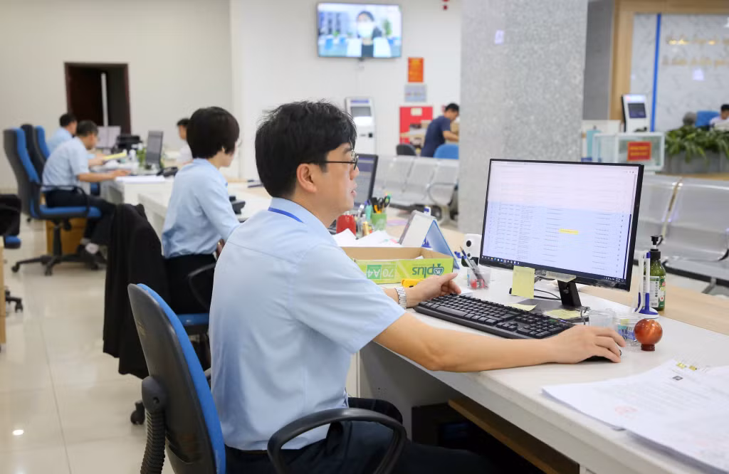 Cán bộ Trung tâm Phục vụ hành chính công tỉnh giải quyết TTHC trực tuyến.