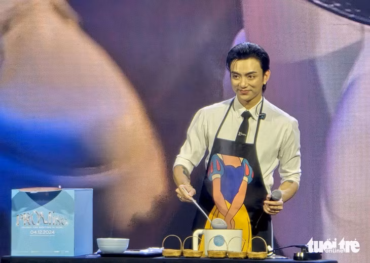 Soobin thực hiện thử thách luộc trứng trong fan meeting - Ảnh: LÊ GIANG