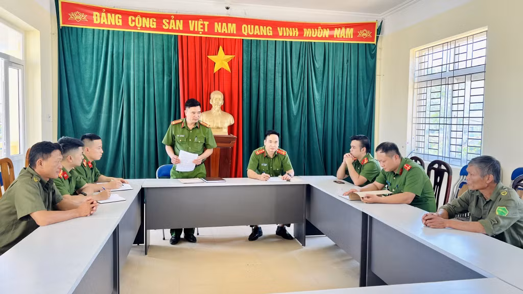 Công an xã Bằng Cả phối hợp với Đội Cảnh sát ĐTTP về ma túy (Công an TP Hạ Long) rà soát các tiêu chí liên quan đến xây dựng xã, phường sạch ma túy.