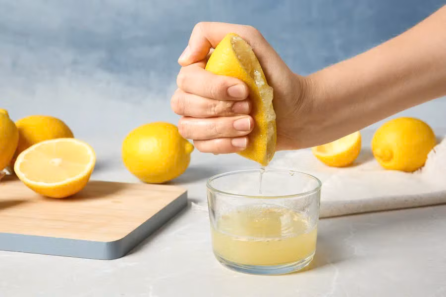 Tránh sử dụng trực tiếp chanh nguyên chất lên tóc và da đầu, bạn nên pha loãng nước cốt chanh với nước ấm để giảm độ axit.
