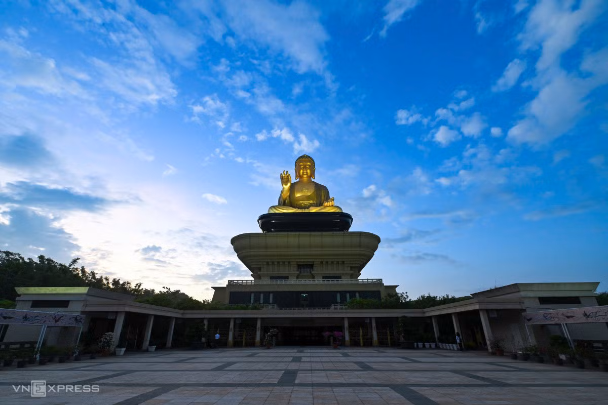 Khu vực sân tượng Đại Phật ở tầng trên cùng là nơi gần nhất để du khách chiêm ngưỡng bức tượng. Khu vực này còn có bốn bảo tháp, thờ các vị Bồ Tát gồm Quán Thế Âm Bồ Tát, Văn Thù Bồ Tát, Địa Tạng Vương Bồ Tát và Phổ Hiền Bồ Tát.