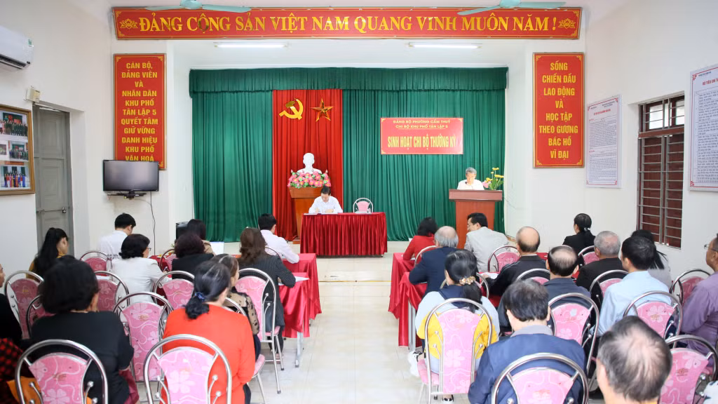 Quang cảnh buổi sinh hoạt thường kỳ tháng 12 của Chi bộ khu phố Tân Lập 5, phường Cẩm Thủy (TP Cẩm Phả).