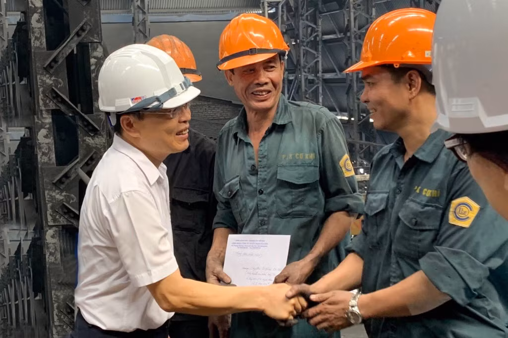 Sự quan tâm kịp thời đến người lao động vào dịp lễ Tết sẽ giúp không có ai bị bỏ lại phía sau. (Công đoàn Công ty Tuyển than Cửa Ông thăm và động viên người lao động tại vị trí làm việc giúp người lao động hoàn thành nhiệm vụ năm).