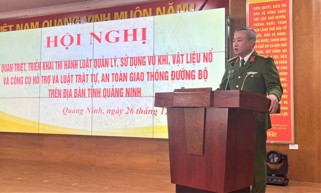 Đại tá Nguyễn Thuận Phó giám đốc Công an tỉnh thông tin tới các đại biểu 1 số nội dung mới, trọng tâm của 2 luật.