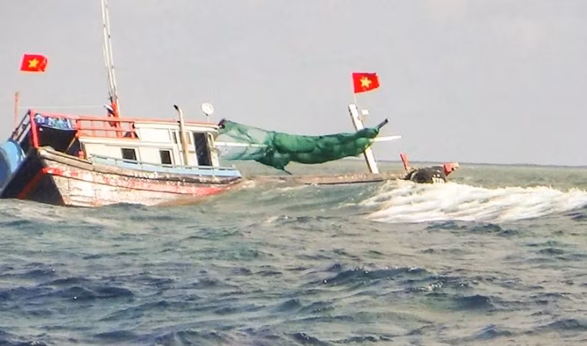 Thời điểm tàu cá bị sóng đánh chìm, trên tàu có 14 ngư dân. Ảnh minh hoạ.