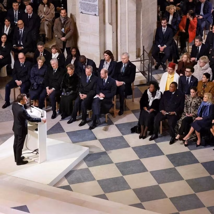 Tổng thống Pháp Emmanuel Macron đọc diễn văn bên trong Nhà thờ Đức Bà Paris ngày 7/12/2024. (Ảnh: REUTERS/TTXVN)