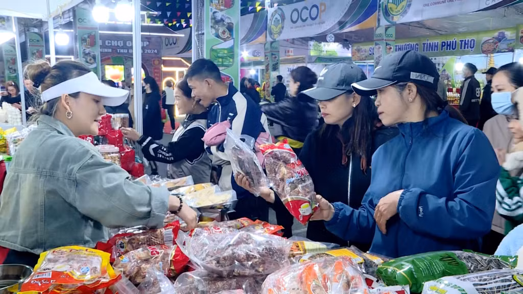 Hội chợ OCOP Quảng Ninh Thu đông 2024 thu hút đông đảo người tiêu dùng tham quan, mua sắm.