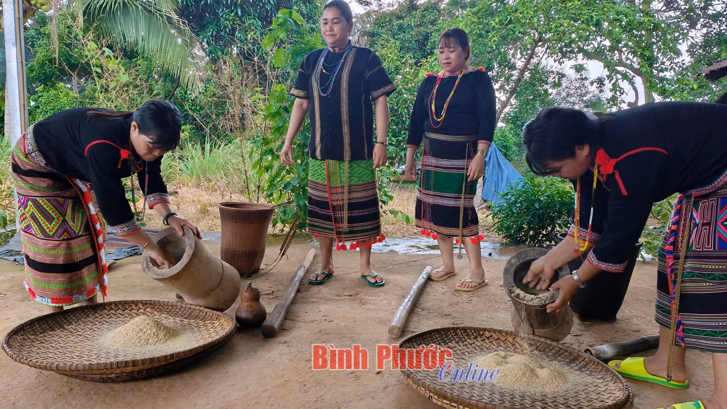 Sau lần giã đầu tiên, người dân đổ ra nia để sàng sảy tách vỏ trấu và gạo
