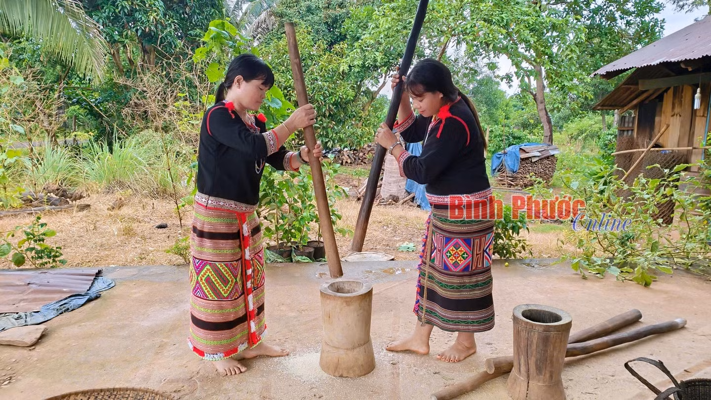 Người dân thôn 7, xã Đoàn Kết, huyện Bù Đăng vẫn duy trì việc giã gạo, một nét đẹp trong lao động