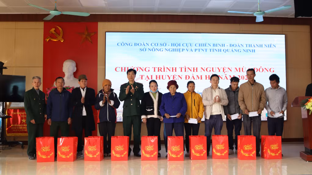 Tặng quà gia đình chính sách tại xã Quảng An.