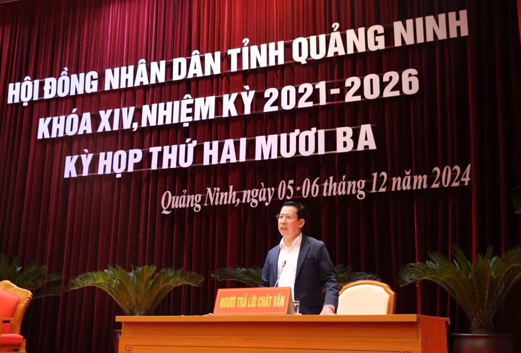 Giám đốc Sở Tài nguyên Môi trường Trần Như Long trả lời chất vấn của đại biểu La Thị Thủy.
