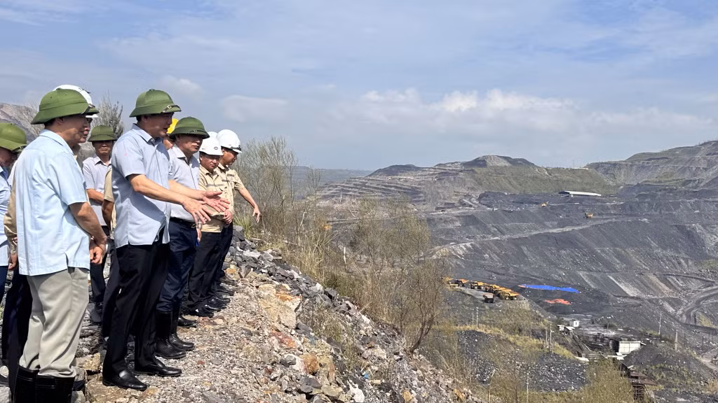 Lãnh đạo TKV kiểm tra tại khai trường Cọc Sáu của Công ty CP Than Đèo Nai - Cọc Sáu - TKV sau bão số 3.