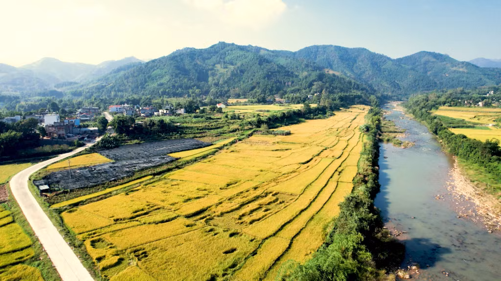 Đầu tư xây dựng cải tạo, nângcấp đường giao thông nông thôn trên địa bàn huyện Bình Liêu đều có sự đóng góp của nhân dân.