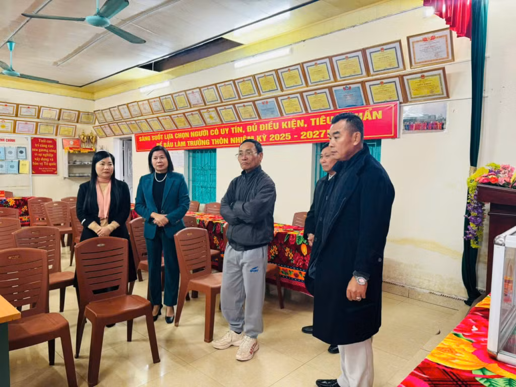 Đoàn giám sát nghe các tổ bầu cử báo cáo công tác chuẩn bị cho cuộc bầu cử vào ngày 15/12.