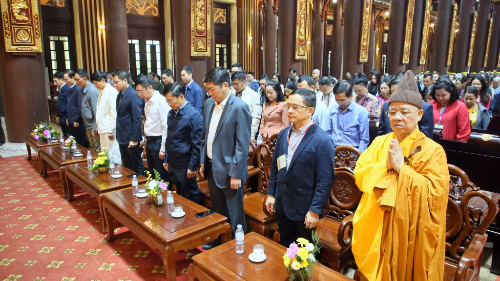 Các đại biểu dành một phút tưởng nhớ Đức vua - Phật hoàng Trần Nhân Tông.