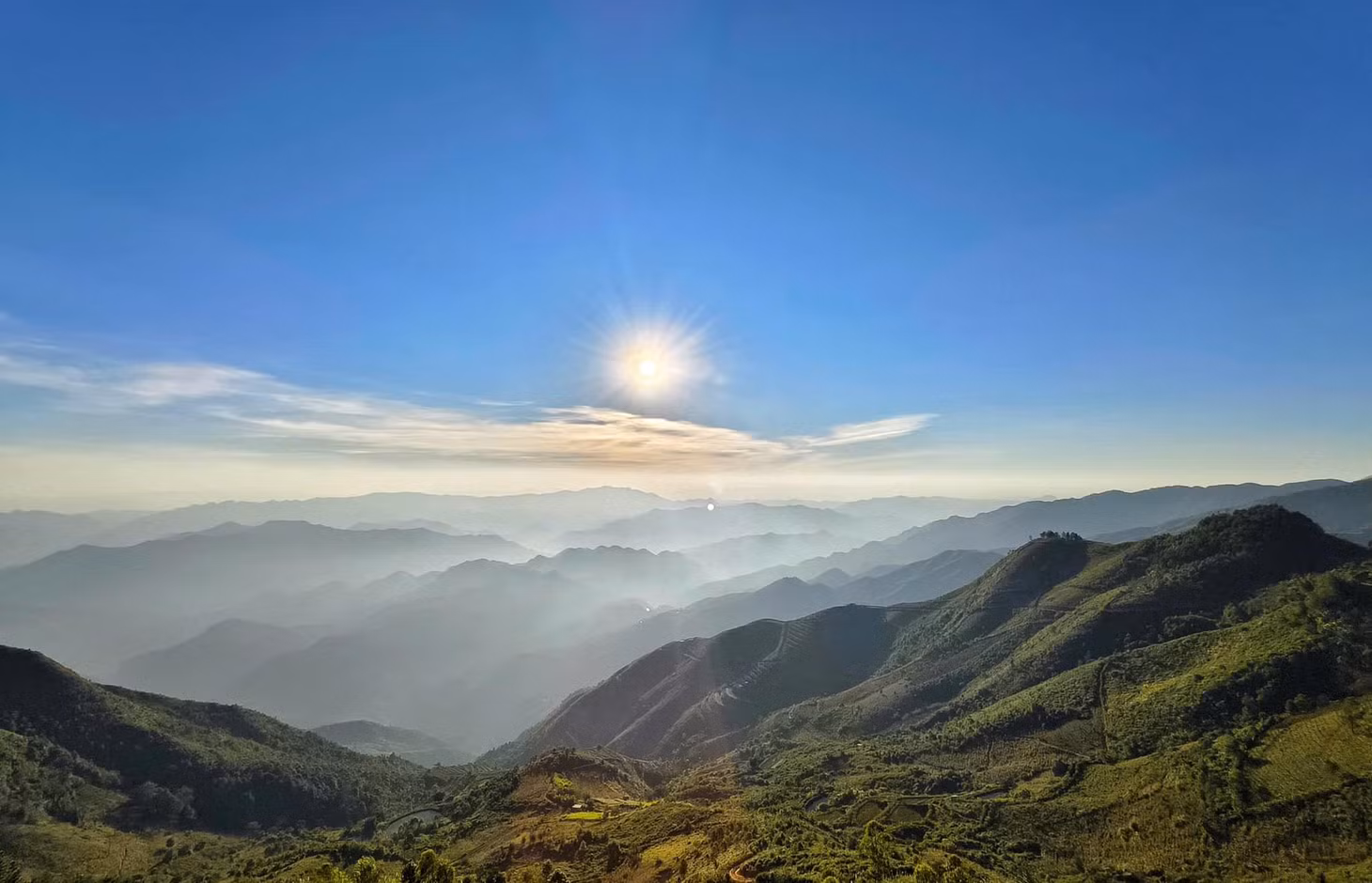 Địa điểm check in nổi tiếng này cách UBND xã Tà Xùa hơn 2km đường đèo núi. Từ Uỷ ban xã, du khách đi theo con đường nhỏ, đoạn rẽ ở cây xăng Tà Xùa.