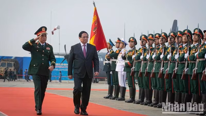 Thủ tướng Phạm Minh Chính và Đại tướng Phan Văn Giang, Ủy viên Bộ Chính trị, Phó Bí thư Quân ủy Trung ương, Bộ trưởng Quốc phòng duyệt đội danh dự tại Lễ khai mạc Triển lãm Quốc phòng quốc tế Việt Nam 2024. (Ảnh: SƠN TÙNG)