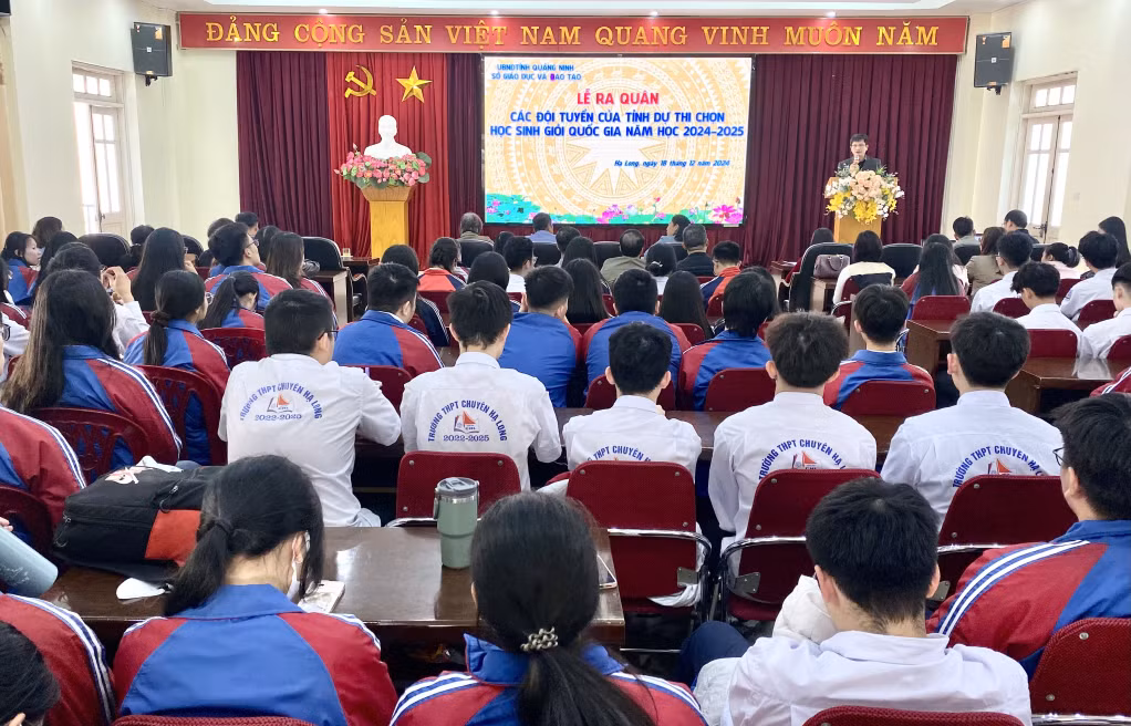 Quang cảnh Lễ ra quân các đội tuyển của tỉnh dự thi chọn học sinh giỏi quốc gia THPT năm học 2024-2025.
