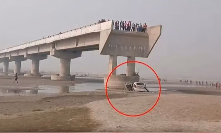 Ngày 24/11, chiếc taxi nhãn hiệu Maruti Wagon R đã rơi xuống đoạn nối đang sửa chữa tại một cây cầu khiến 3 người thiệt mạng.