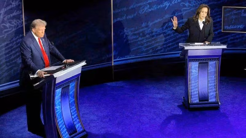 Bà Kamala Harris và ông Donald Trump tranh luận trực tiếp hôm 10/9/2024. (Ảnh REUTERS)