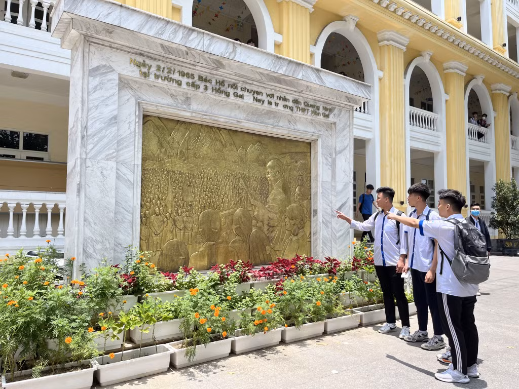 Trong khuôn viên Trường THPT Hòn Gai (Trường Cấp III Hòn Gai xưa) hiện có bức phù điêu ghi lại cảnh ngày Bác Hồ về thăm và nói chuyện với nhân dân tại sân trường năm 1965.