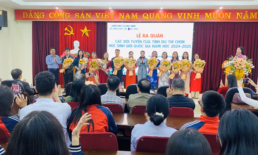 Các đồng chí lãnh đạo Sở GD&amp;ĐT tỉnh tặng hoa cho đại diện các tổ giáo viên tập huấn đội tuyển dự thi chọn học sinh giỏi quốc gia THPT năm học 2024-2025.