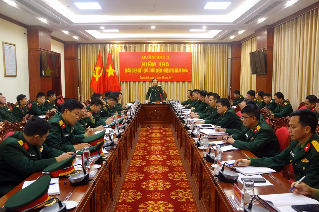 Thiếu tướng Lương Văn Kiểm, Phó Tư lệnh Quân khu, kết luận buổi kiểm tra.