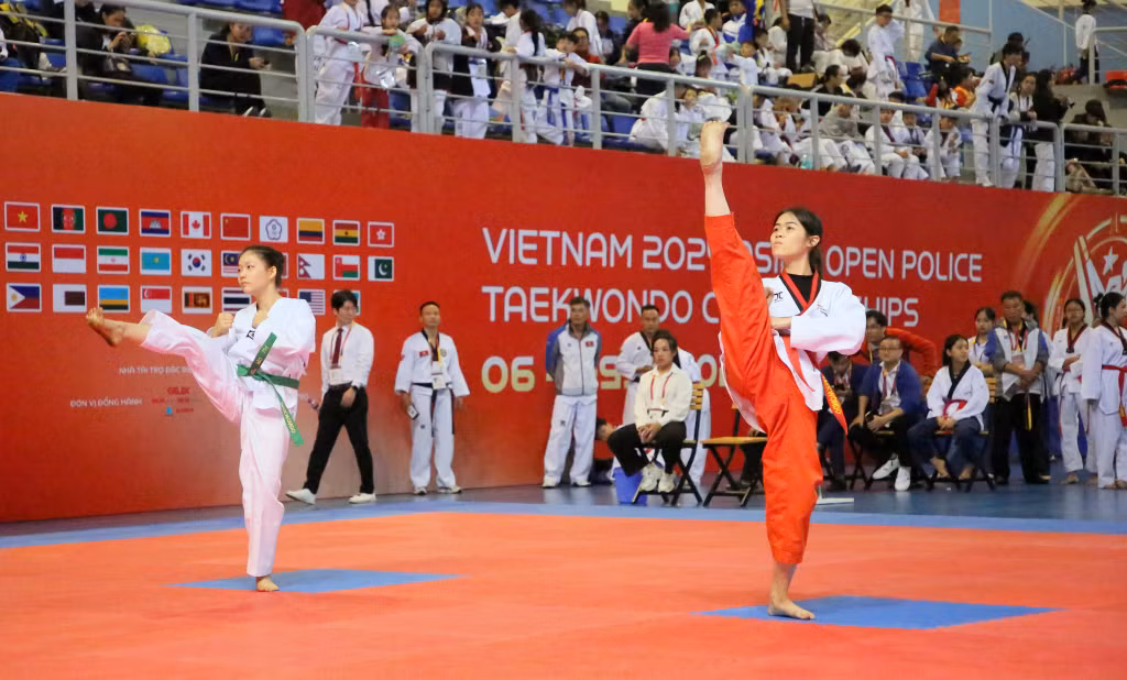 Các VĐV trẻ tuổi thi triển những động tác đẹp mắt với kỹ thuật tốt.