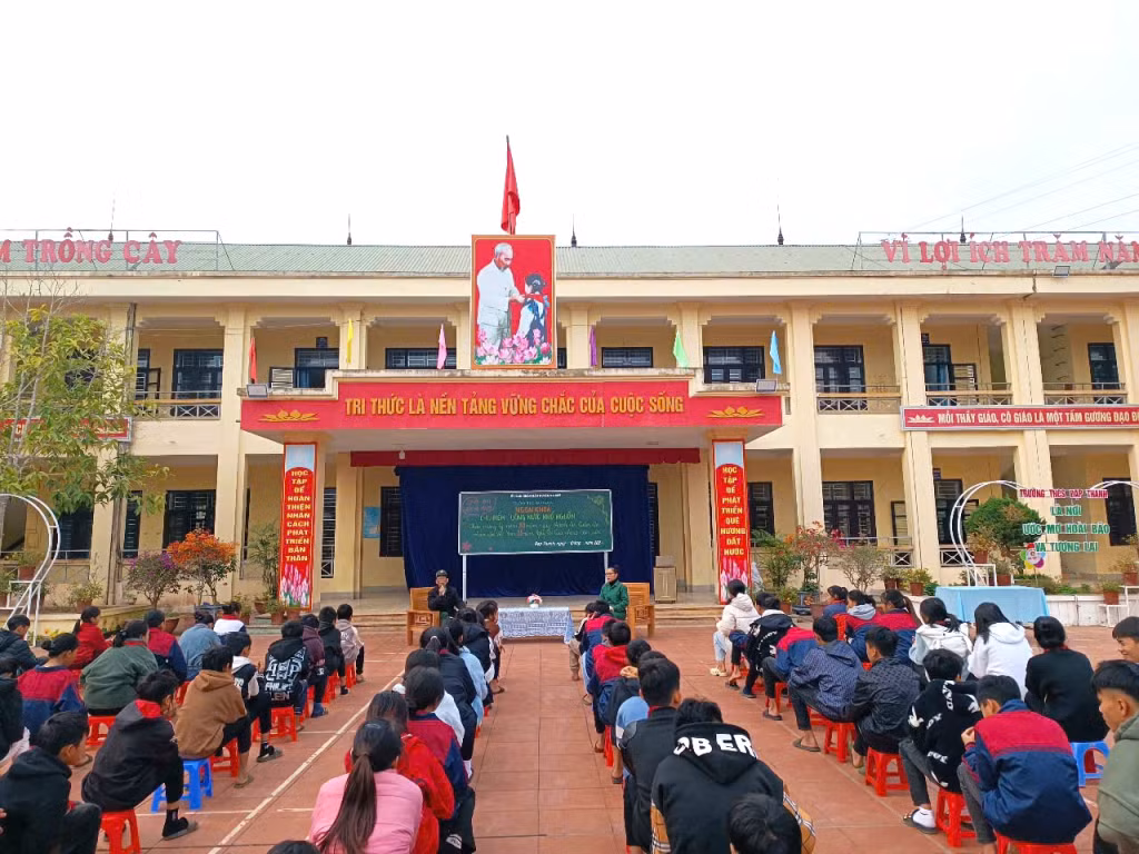 Sinh hoạt dưới cờ với chủ điểm "Uống nước nhớ nguồn" tại Trường THCS Đạp Thanh, huyện Ba Chẽ.