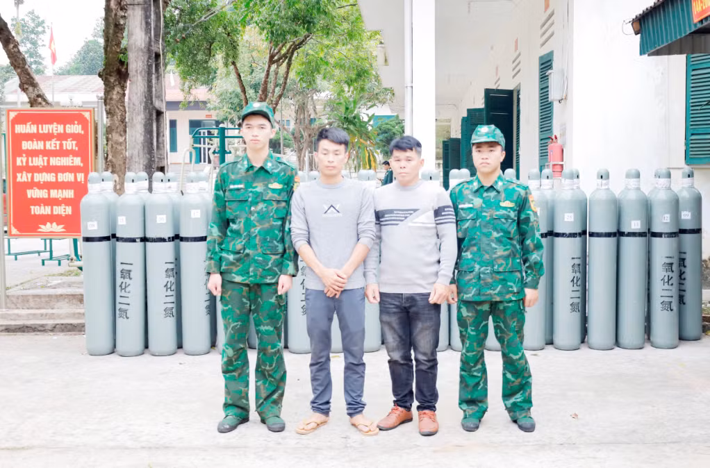 Các đối tượng và tang vật bị Đồn BP Bắc Sơn bắt giữ.
