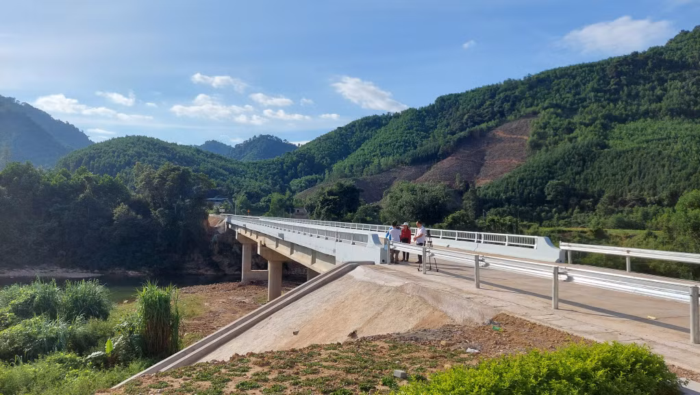 Nhiều công trình hạ tầng được xây dựng, phục vụ đời sống dân sinh, phát triển KT-XH vùng đồng bào DTTS. (Trong ảnh: Công trình nâng cấp chống ngập lụt tuyến đường từ tỉnh lộ 330 đến tỉnh lộ 342 trên địa bàn huyện Ba Chẽ). Ảnh: Trần Thanh