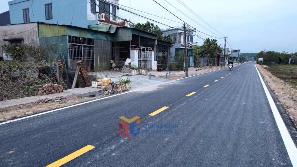 Tuyến đường thôn 8 xã Quảng Chính, huyện Hải Hà đã hoàn thiện thảm nhựa mặt đường và đưa vào sử dụng