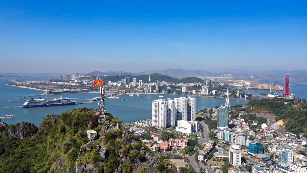 Hạ Long đang có những bước tạo đà vững chắc để cùng đất nước tiến bước vào kỷ nguyên mới - kỷ nguyên vươn mình của dân tộc, xứng đáng là “tâm của Quảng Ninh” hôm nay.