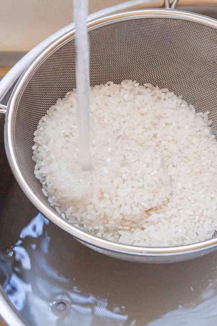 Nên vo gạo ra giá trước khi đổ vào nồi. (Ảnh: Simply Recipes)