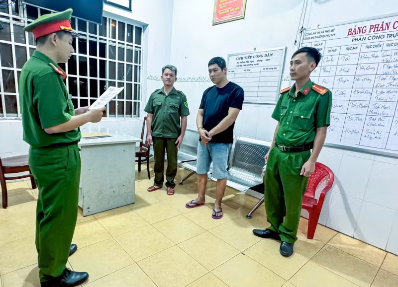 Công an thị xã Phú Mỹ tống đạt các quyết định tố tụng đối với Nguyễn Ngọc Hoài.