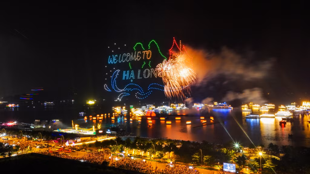 Hạ Long cũng là nơi tổ chức các sự kiện văn hóa, thể thao lớn. Carnaval Hạ Long là hoạt động văn hóa thường niên, liên tục đổi mới thu hút đông đảo du khách đến với Quảng Ninh.