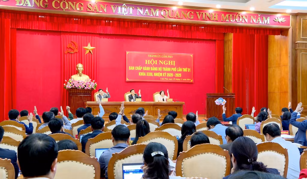 Ban Chấp hành Đảng bộ TP Cẩm Phả biểu quyết thông qua dự thảo Nghị quyết hội nghị về tình hình phát triển KT-XH 