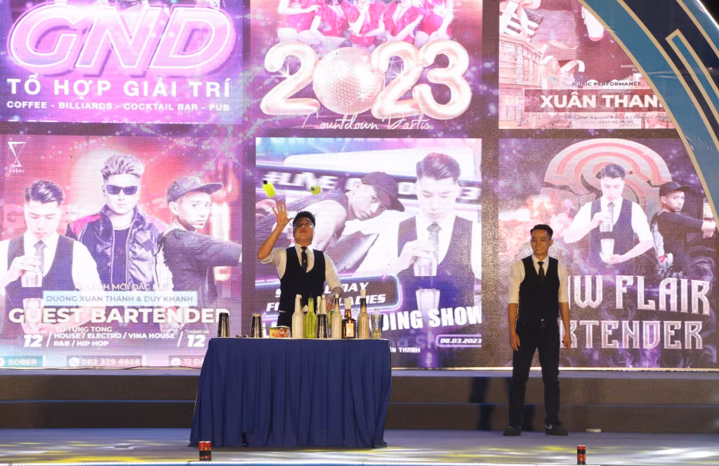 Biểu diễn pha chế cocktail.