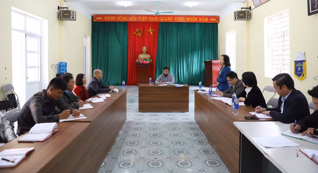 Quang cảnh buổi sinh hoạt Chi bộ thôn Khe Tiền.