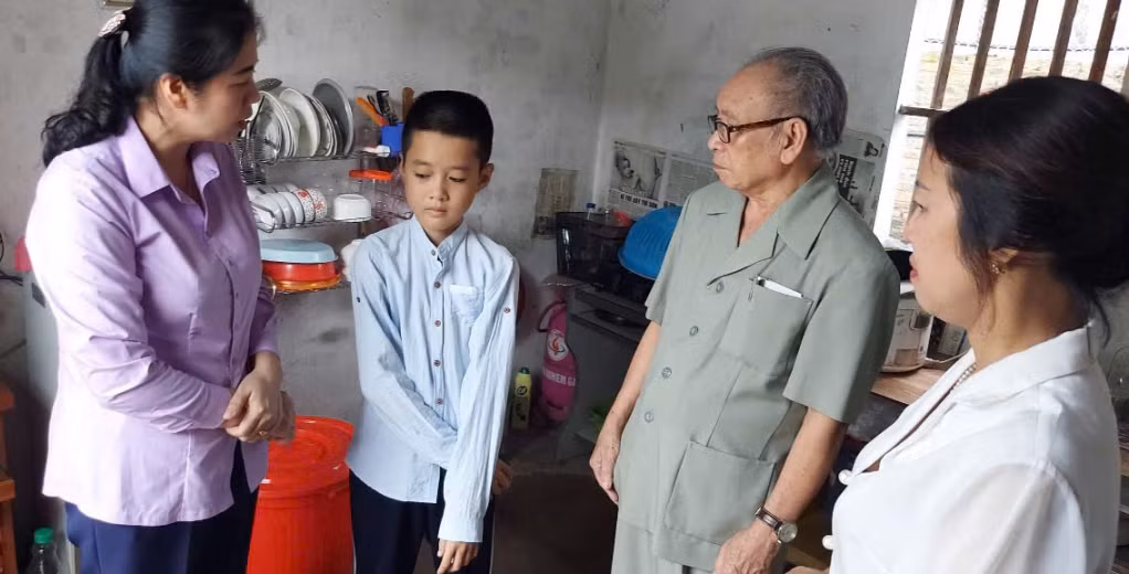 Ông Nguyễn Huy Ninh đến thăm nhà cháu Phạm Trung Hiếu, khu Đường Ngang, phường Minh Thành, TX Quảng Yên.