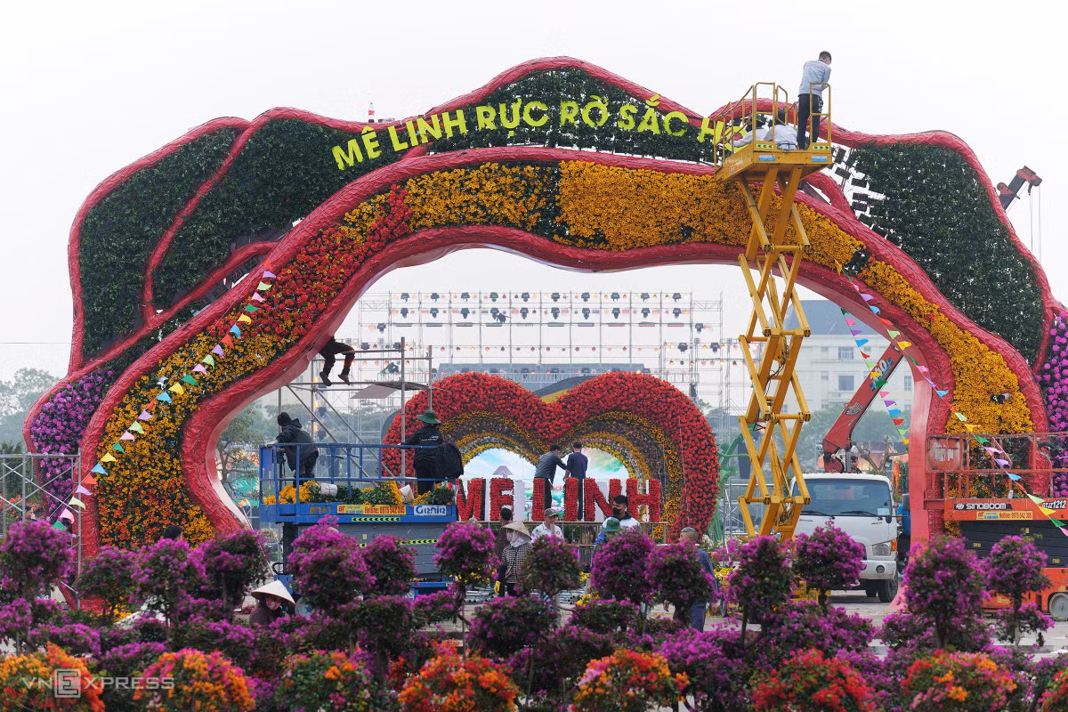 Festival Hoa Mê Linh lần hai diễn ra từ ngày 26 đến 29/12 với chủ đề "Mê Linh rực rỡ sắc hoa", tổ chức tại quảng trường trung tâm hành chính huyện Mê Linh.